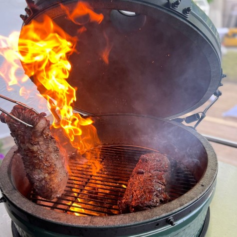 Green egg & whole hog party