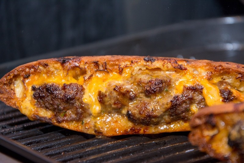 Arayes met cheddar van de BBQ