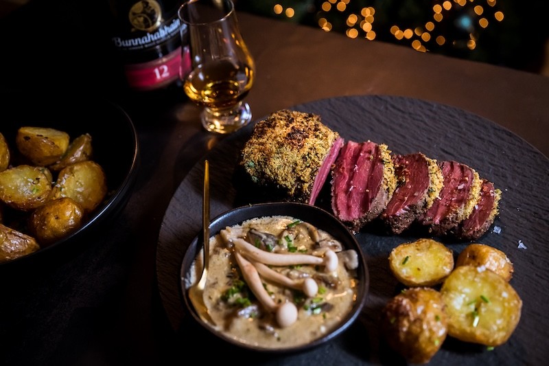 Chateaubriand met kruidenkorst, paddenstoelensaus en geroosterde aardappels 