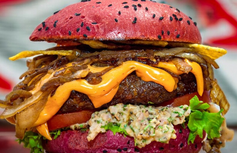 Cheddar jalapeno burgers met bacon mayonaise