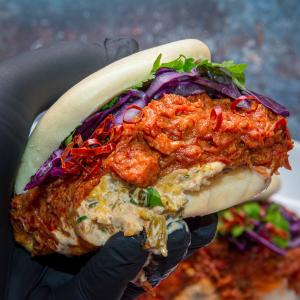 Gua Bao Buns met rendang, rode kool en koriander-kimchi mayonaise