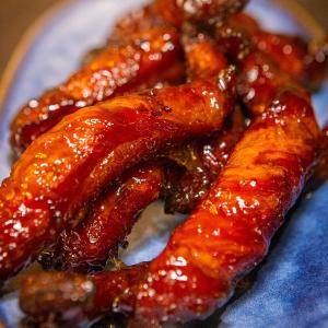 Char siu ribfingers met sticky pruimensaus