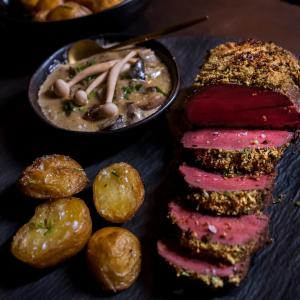 Chateaubriand met kruidenkorst, paddenstoelensaus en geroosterde aardappels 