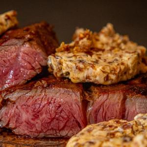 Chuck eye steak met chorizo- en zongedroogde tomatenboter