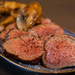 Diamanthaas met gebakken ui en champignons 