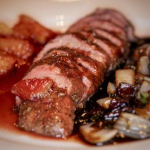 Eendenborst met sinaasappel-rode wijnsaus en paksoi