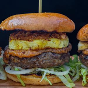 HAWAII BURGER MET ANANAS & SATÉSAUS