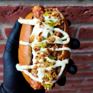 Loaded hotdogs met homemade guacamole