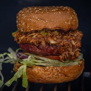 Indoburger met atjar en satésaus