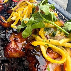 Sticky Thai BBQ chicken met mango salade