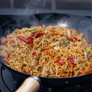 Noedels met kip en groenten uit de wok