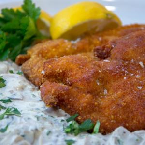 Kipschnitzel met champignon roomsaus