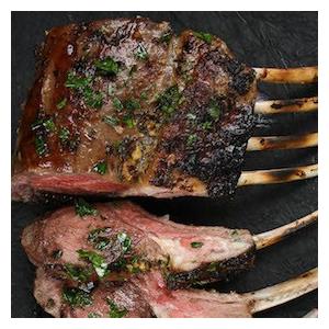 Lamsrack van de BBQ in kruidenmarinade Nieuw-Zeelands Lam