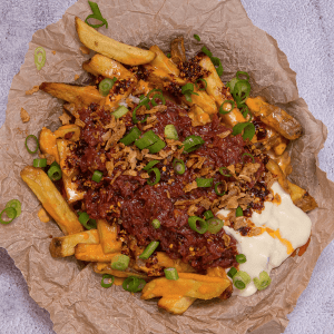 Loaded fries met pulled beef en wasabi mayo