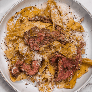 Pappardelle met bavette en wortel in mosterdsaus