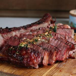 Reverse sear Tomahawk met cowboy butter