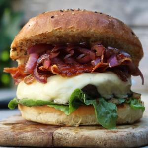 Wagyu Burgers met truffelmayo, Emmentaler en gekarameliseerde ui