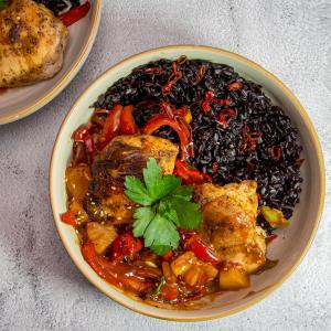 Zoetzure kip met zwarte rijst