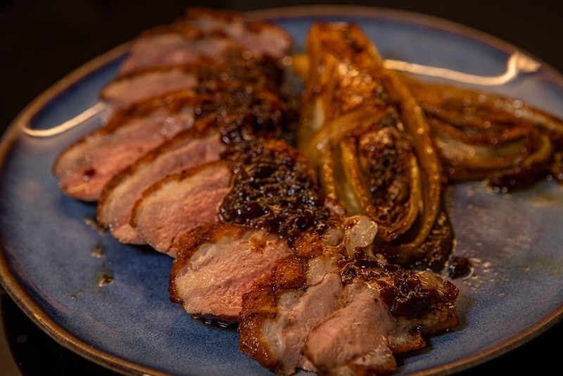 Eendenborstfilet met gekarameliseerde witlof