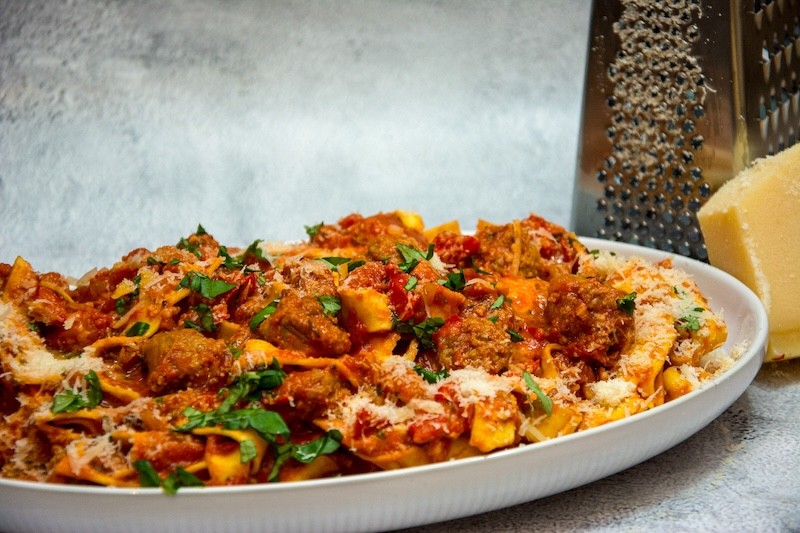 Eenpanspasta met mozzarella braadworstjes