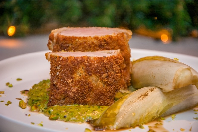 Gepaneerde varkenshaas met pistachesaus en gekarameliseerde witlof