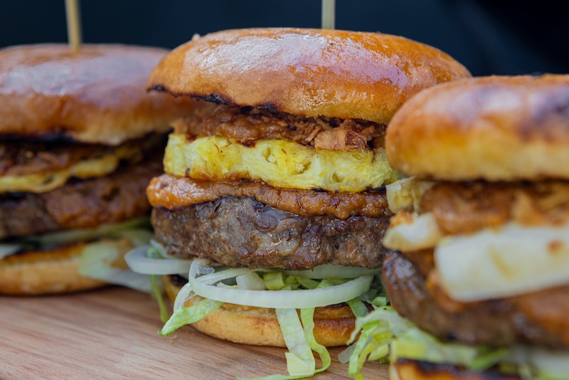 HAWAII BURGER MET ANANAS & SATÉSAUS