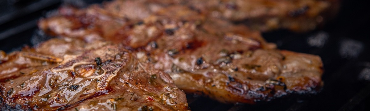 Lamskoteletten met tzatziki en courgette