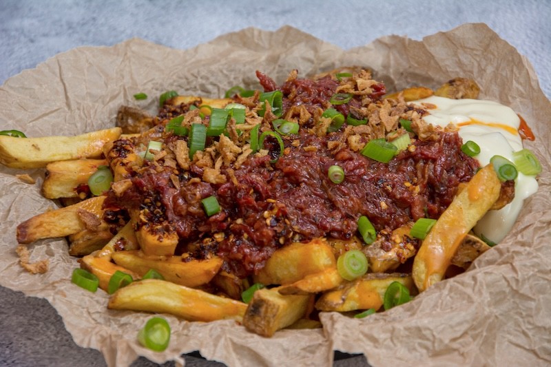 Loaded fries met pulled beef en wasabi mayo