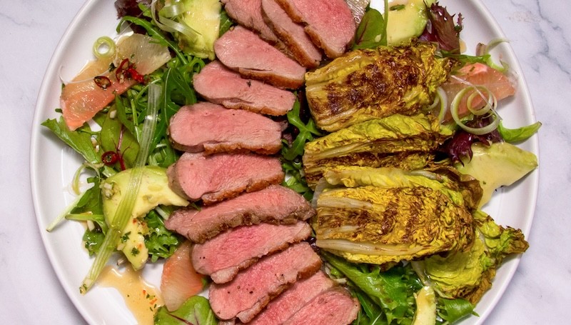 Salade met gegrilde eendenborst en nam jim saus