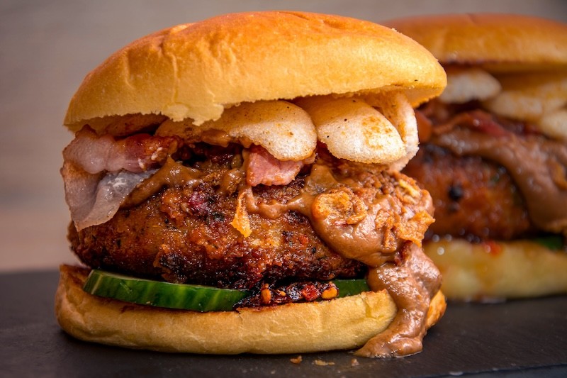 Broodje satéburger met Crispy Chili Olie