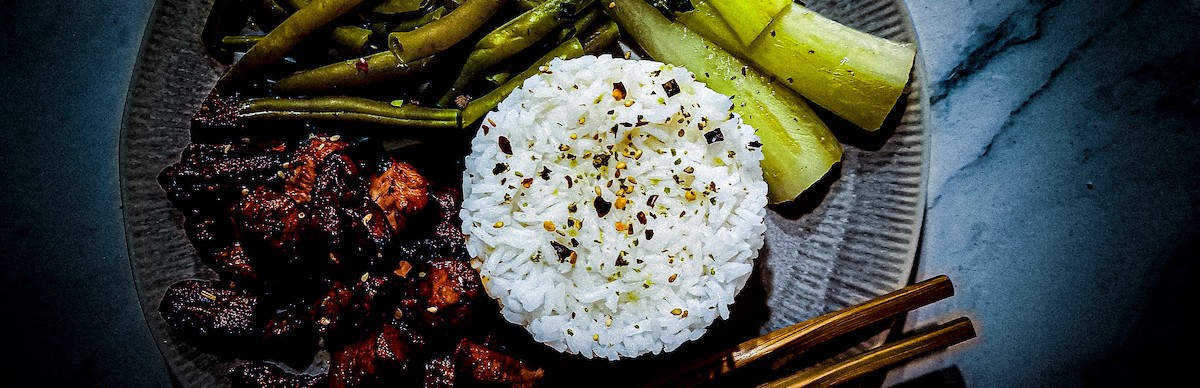 Sticky kipfilet met paksoi en jasmijnrijst